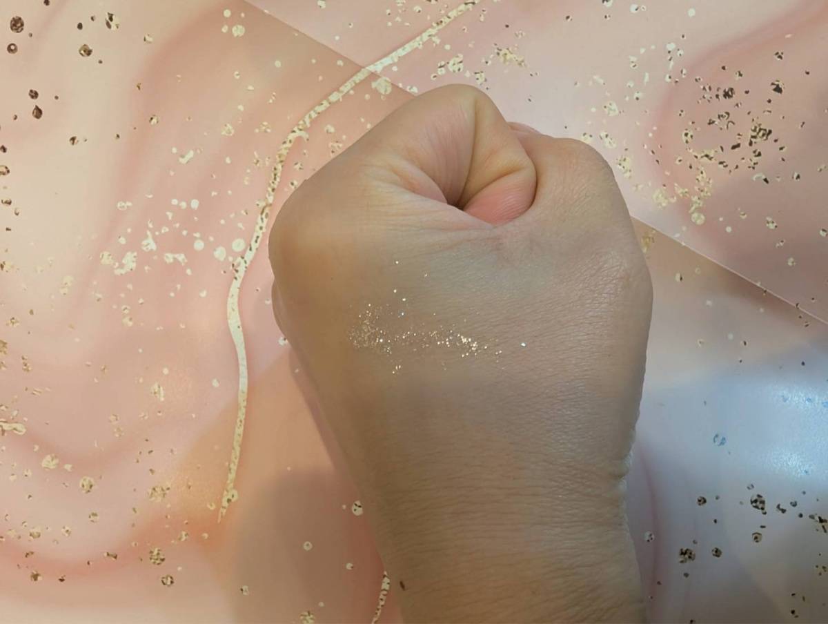 フジコ シェイクシャドウ SV05 ときめきグリッター 手に塗り広げたところ