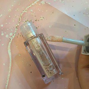 アラフォーはちょこっと付けが◎！マルチに使える新感覚のグリッター