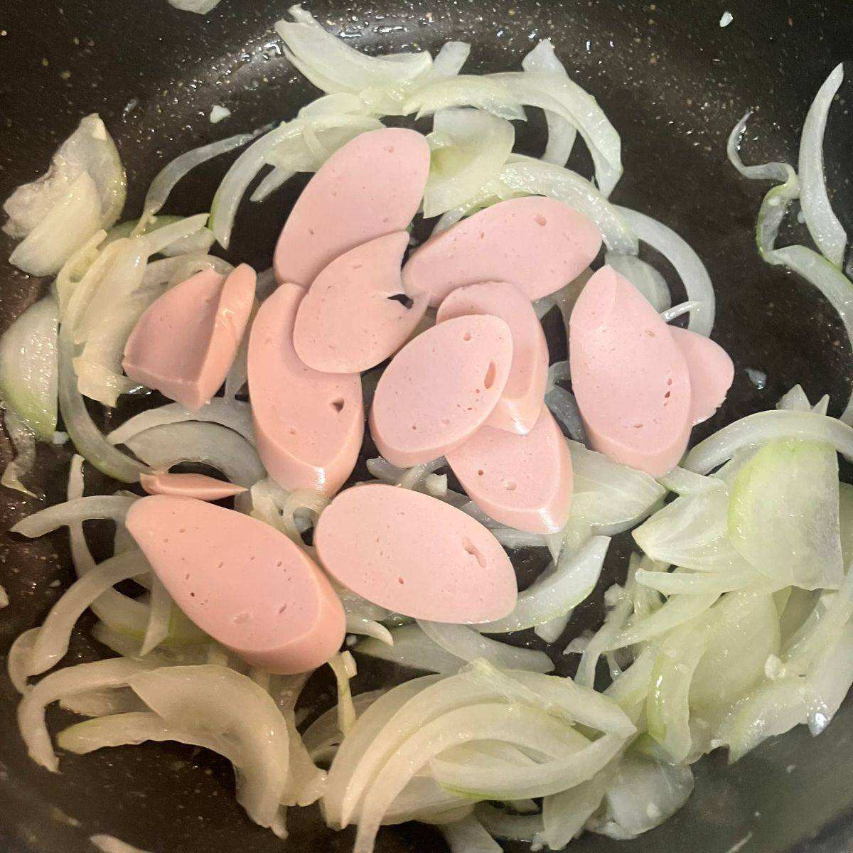 ニッスイ公式の「おさかなのソーセージのトマトソースパスタ」のレシピ