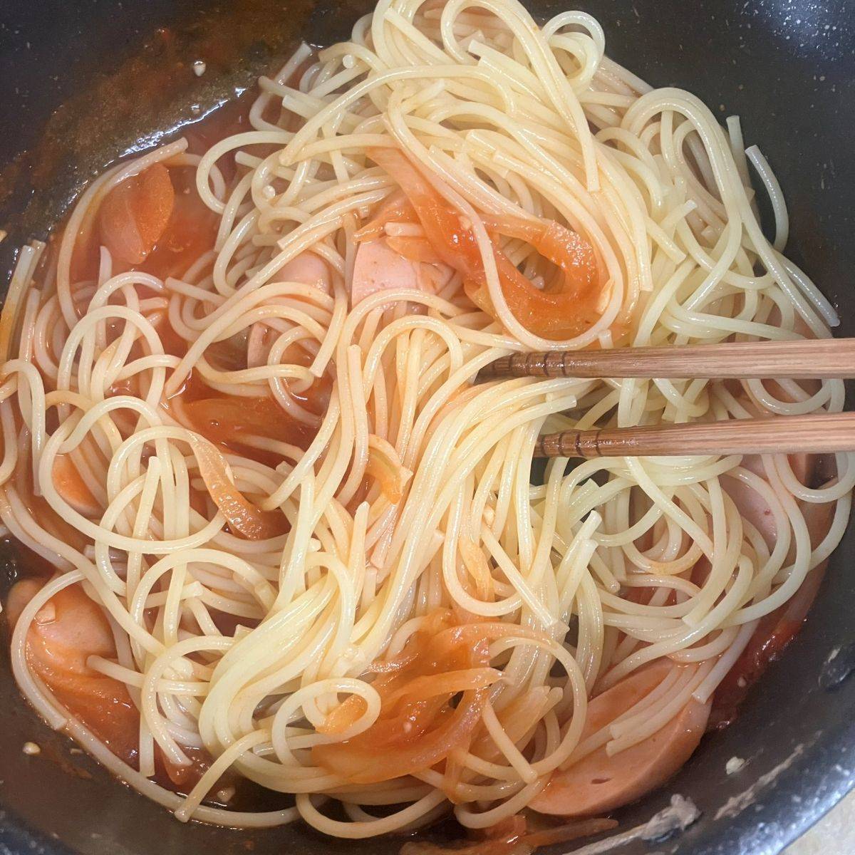 ニッスイ公式の「おさかなのソーセージのトマトソースパスタ」のレシピ