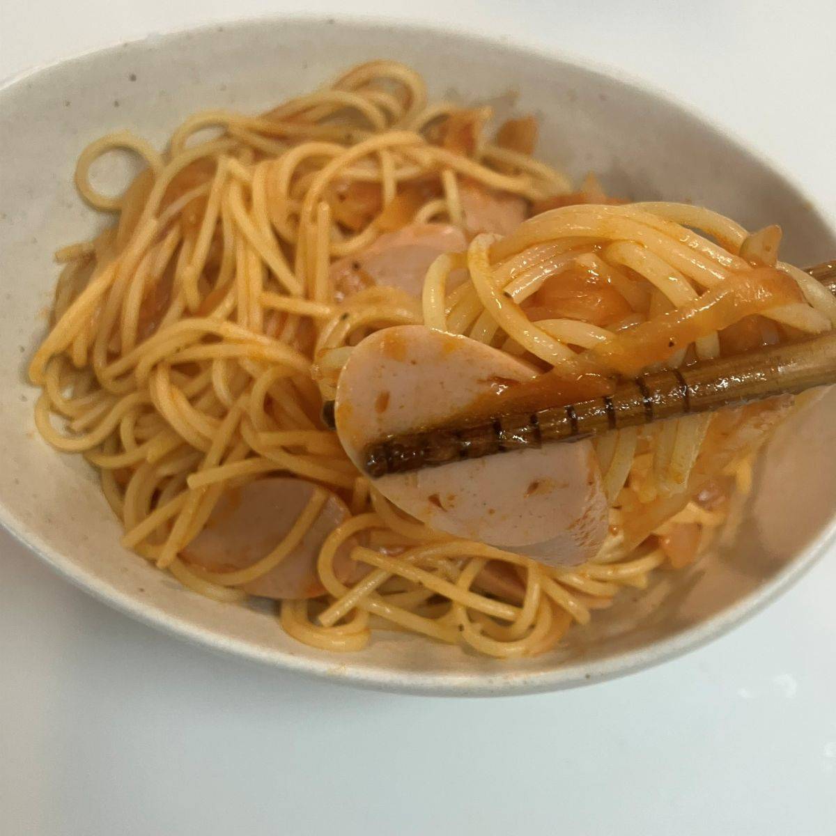 ニッスイ公式の「おさかなのソーセージのトマトソースパスタ」のレシピ