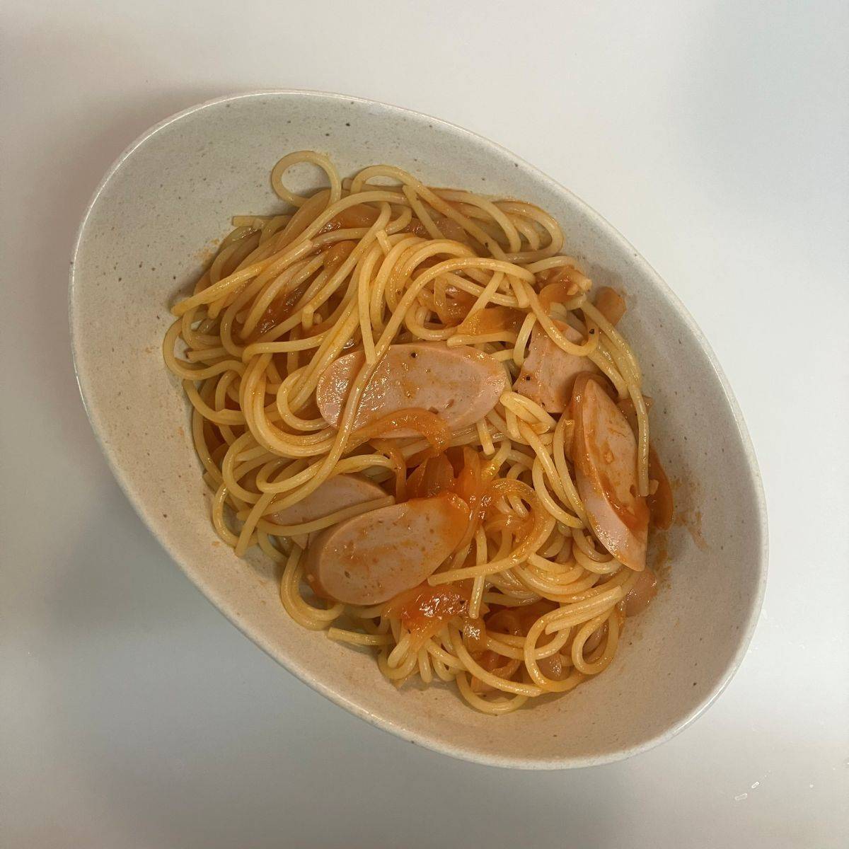 ニッスイ公式の「おさかなのソーセージのトマトソースパスタ」のレシピ