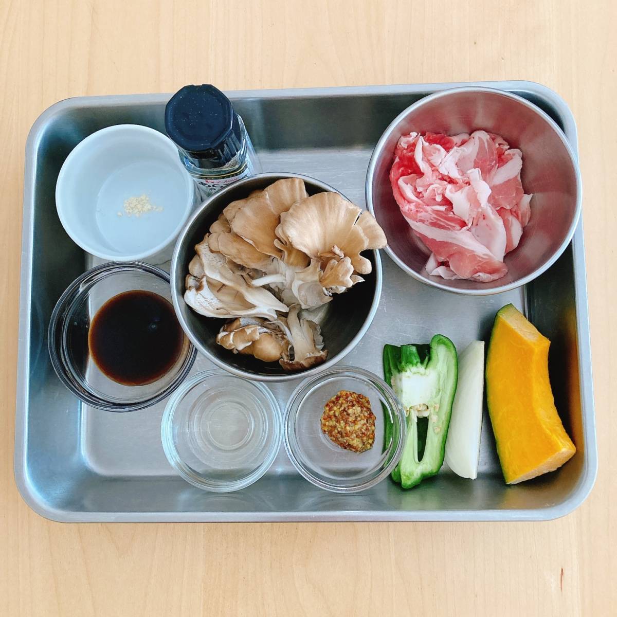 JAグループ公式の「豚肉と夏野菜と舞茸のマスタードポークソテー」のレシピ