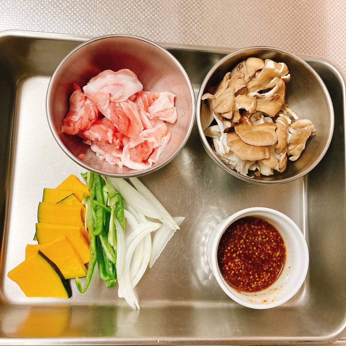 JAグループ公式の「豚肉と夏野菜と舞茸のマスタードポークソテー」のレシピ