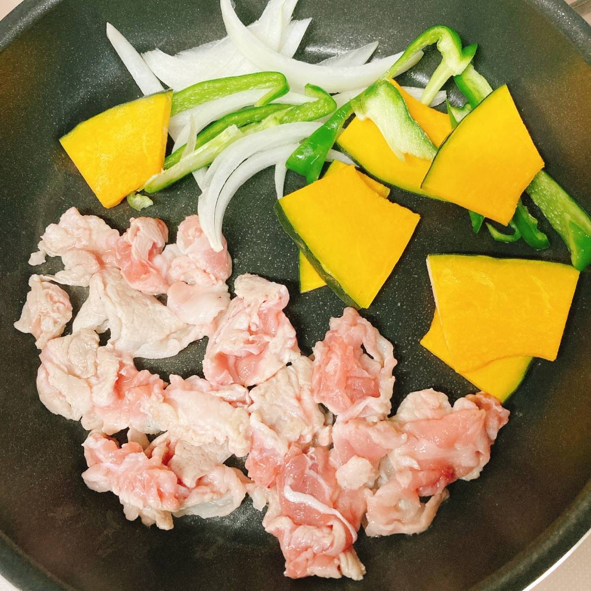 JAグループ公式の「豚肉と夏野菜と舞茸のマスタードポークソテー」のレシピ