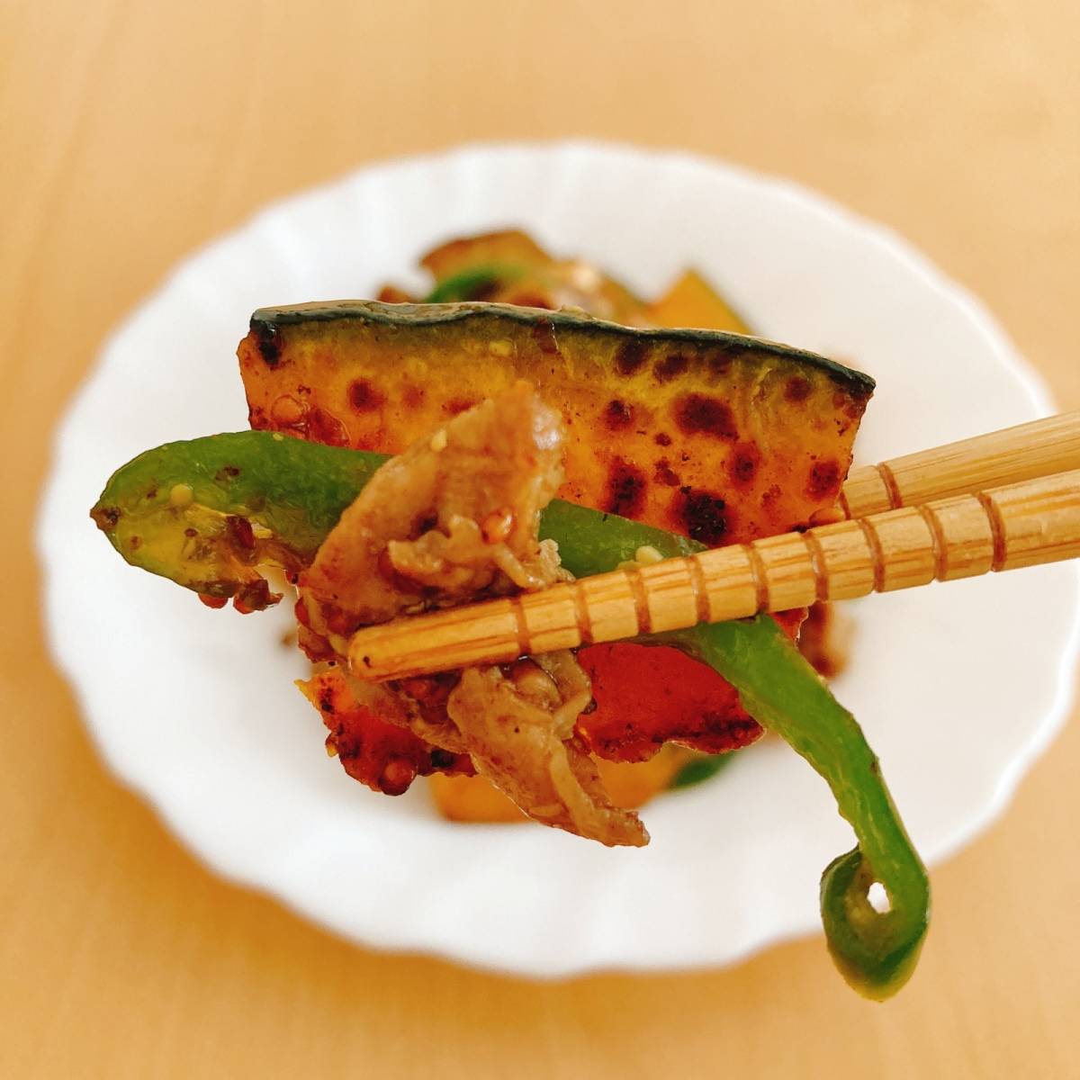 JAグループ公式の「豚肉と夏野菜と舞茸のマスタードポークソテー」のレシピ