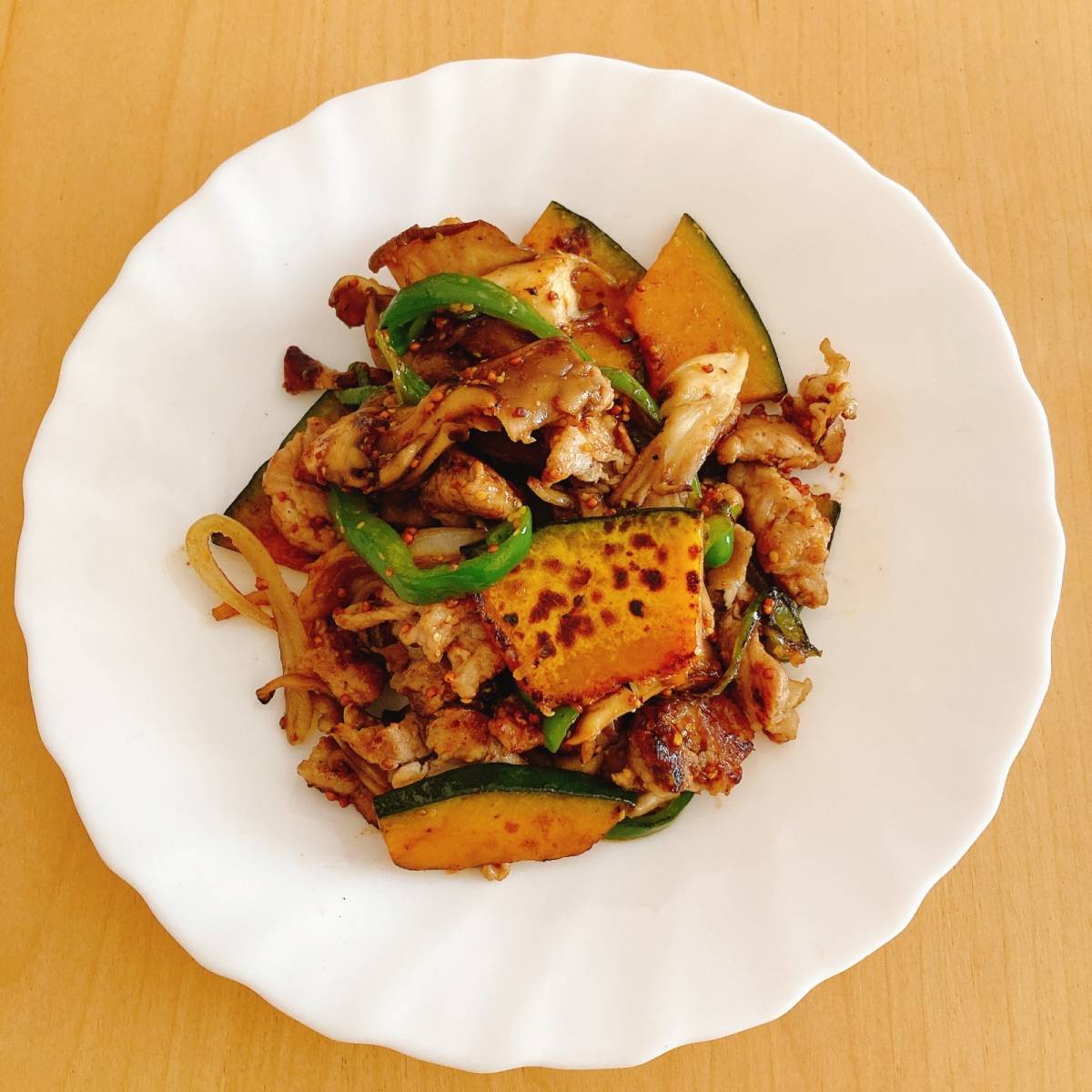 JAグループ公式の「豚肉と夏野菜と舞茸のマスタードポークソテー」のレシピ