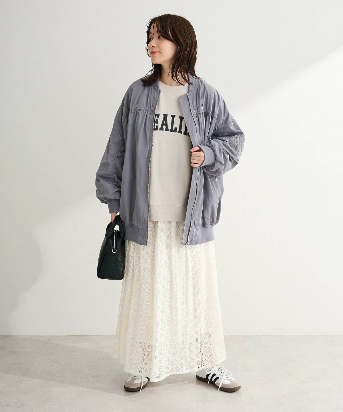 春の寒い日 コーデ ロゴスウェット レーススカート