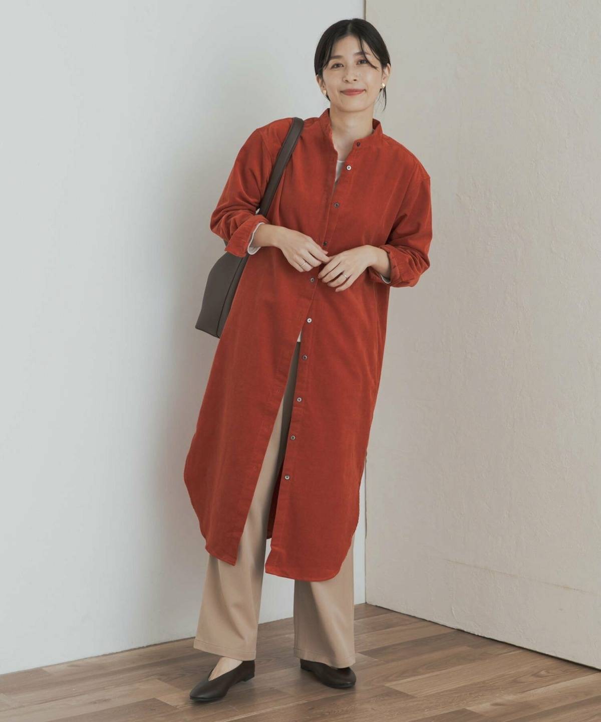 春の寒い日 コーデ シャツワンピース パンツ