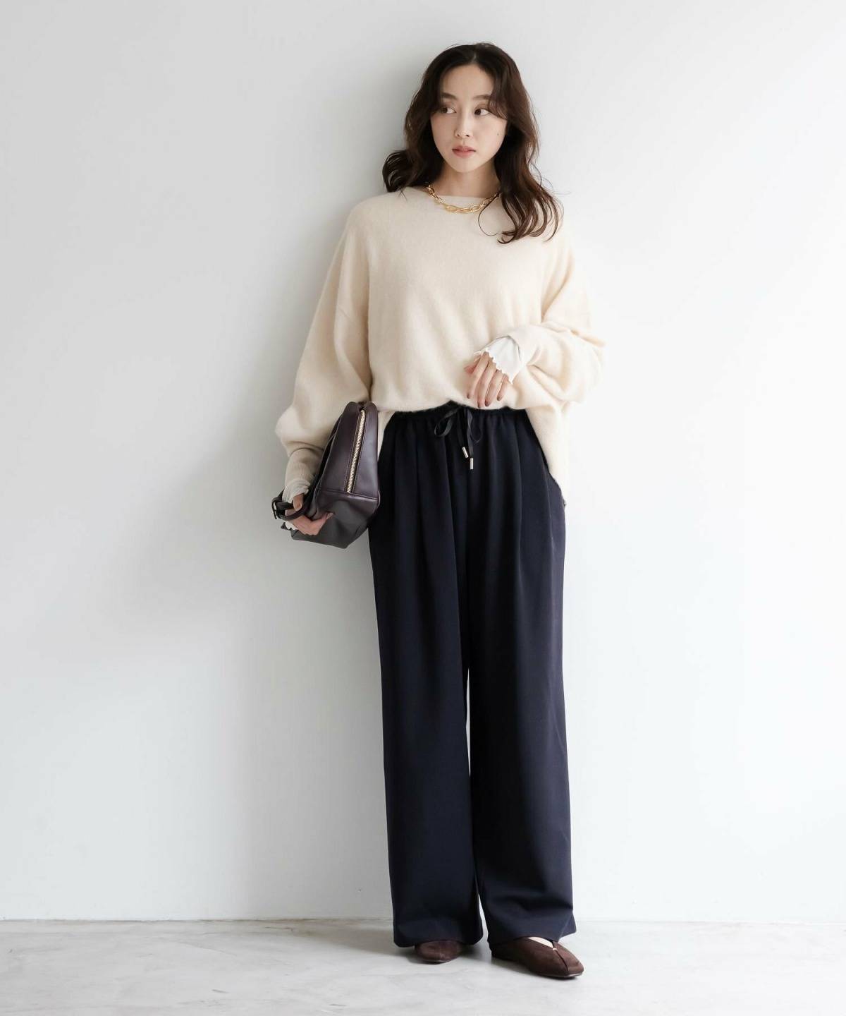 春の寒い日 コーデ ベージュ ネイビー