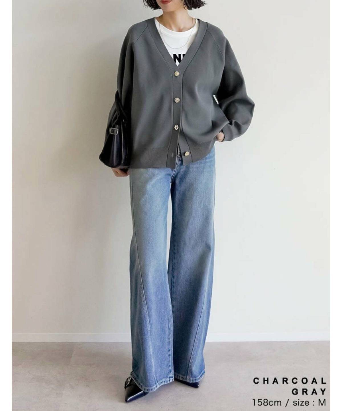 春の寒い日 コーデ ロゴT カーディガン