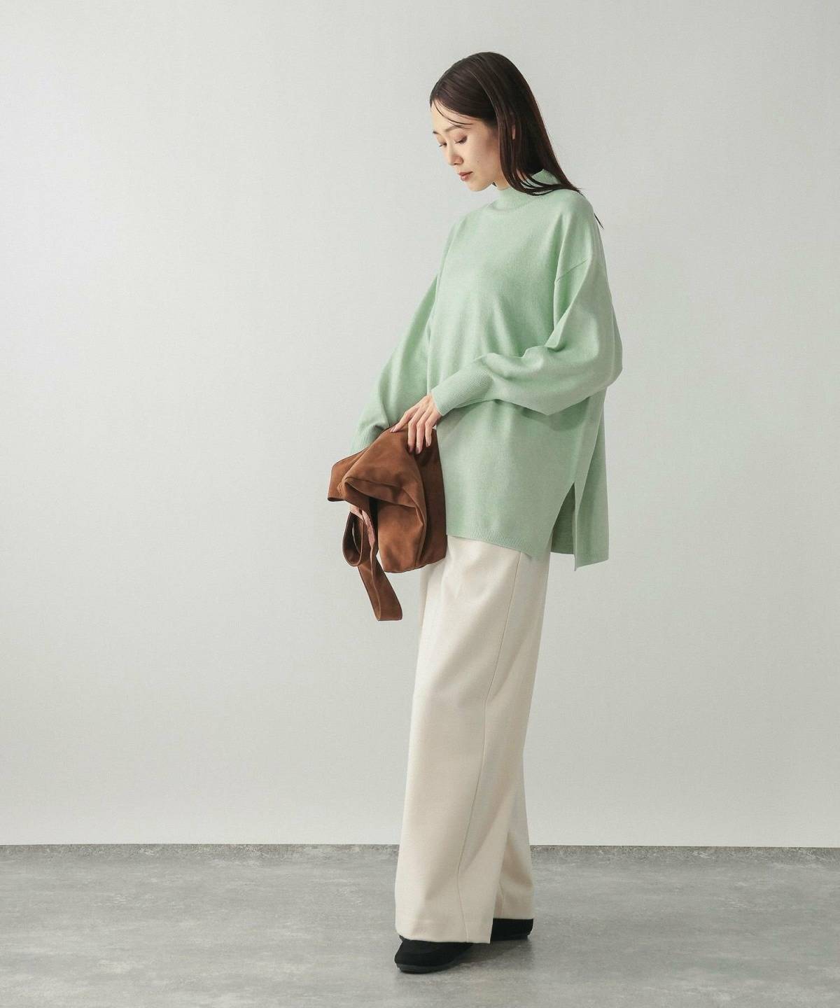 春の寒い日 コーデ 明るめトップス パンツ