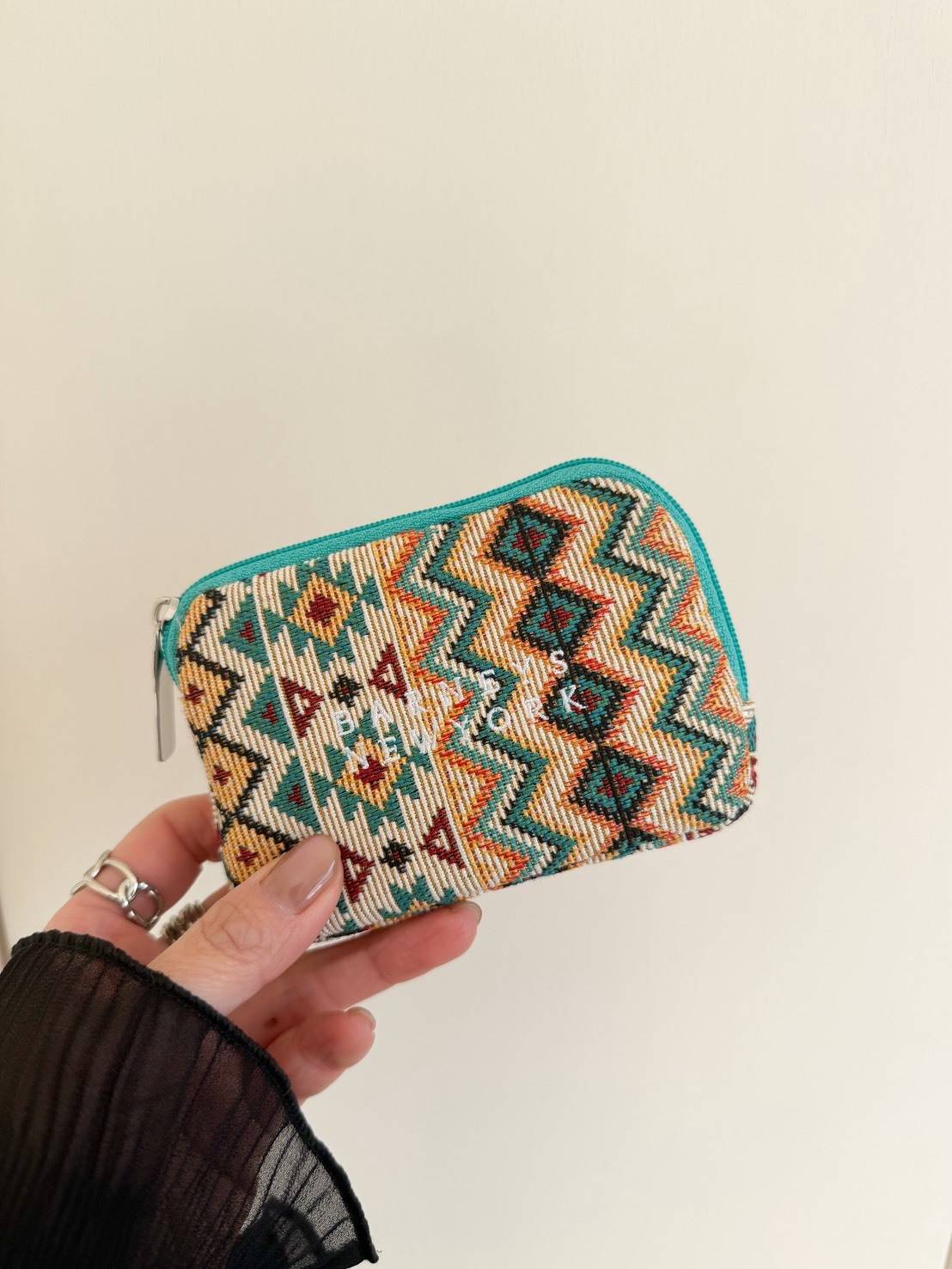 バーニーズニューヨーク　チョコレート入りポーチ　幾何学