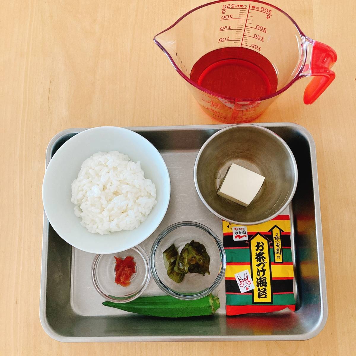 永谷園公式の「豆腐とオクラ、たくあんのお茶づけ 〜めざまし茶づけ〜」のレシピ