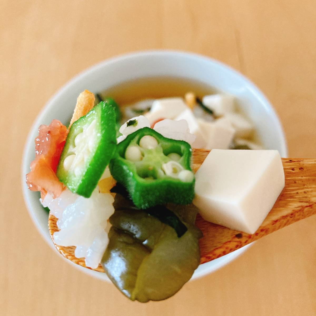 永谷園公式の「豆腐とオクラ、たくあんのお茶づけ 〜めざまし茶づけ〜」のレシピ