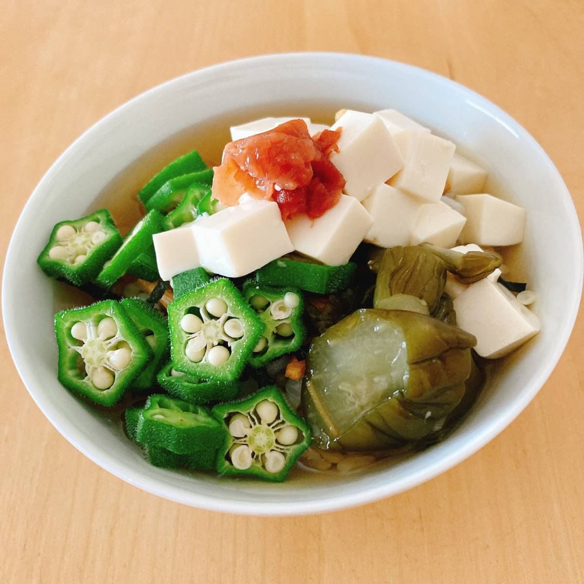 永谷園公式の「豆腐とオクラ、たくあんのお茶づけ 〜めざまし茶づけ〜」のレシピ