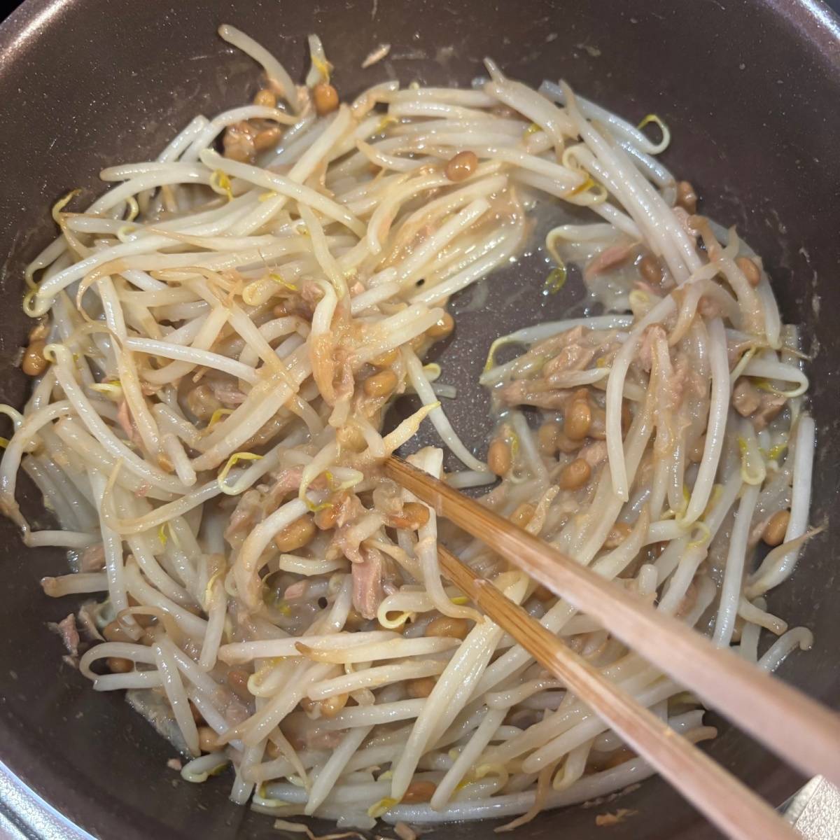 タカノフーズ公式の「もやしとツナの納豆炒め」のレシピ