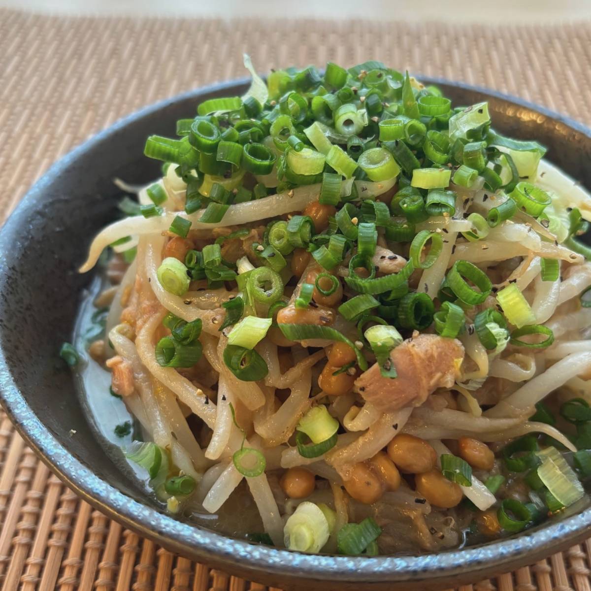 タカノフーズ公式の「もやしとツナの納豆炒め」のレシピ