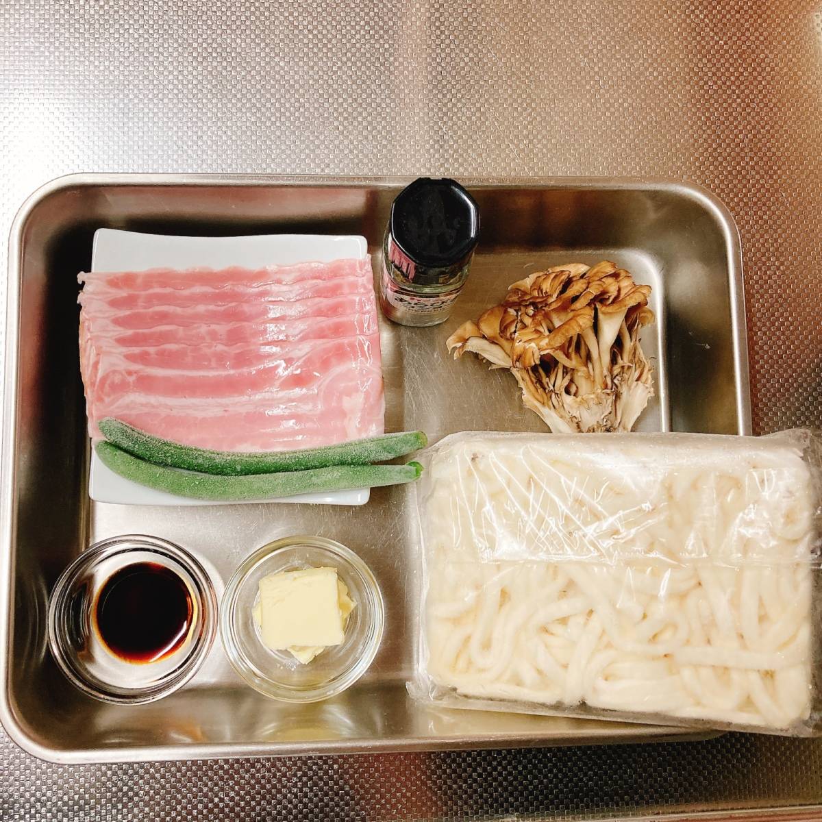 テーブルマーク公式の「レンジだけ！ほうれん草とベーコンのバターしょうゆうどん」のレシピ