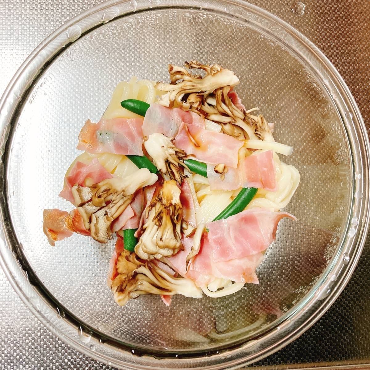 テーブルマーク公式の「レンジだけ！ほうれん草とベーコンのバターしょうゆうどん」のレシピ