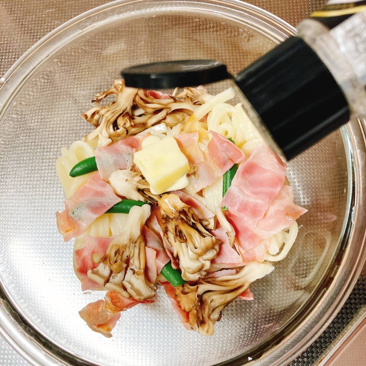 テーブルマーク公式の「レンジだけ！ほうれん草とベーコンのバターしょうゆうどん」のレシピ