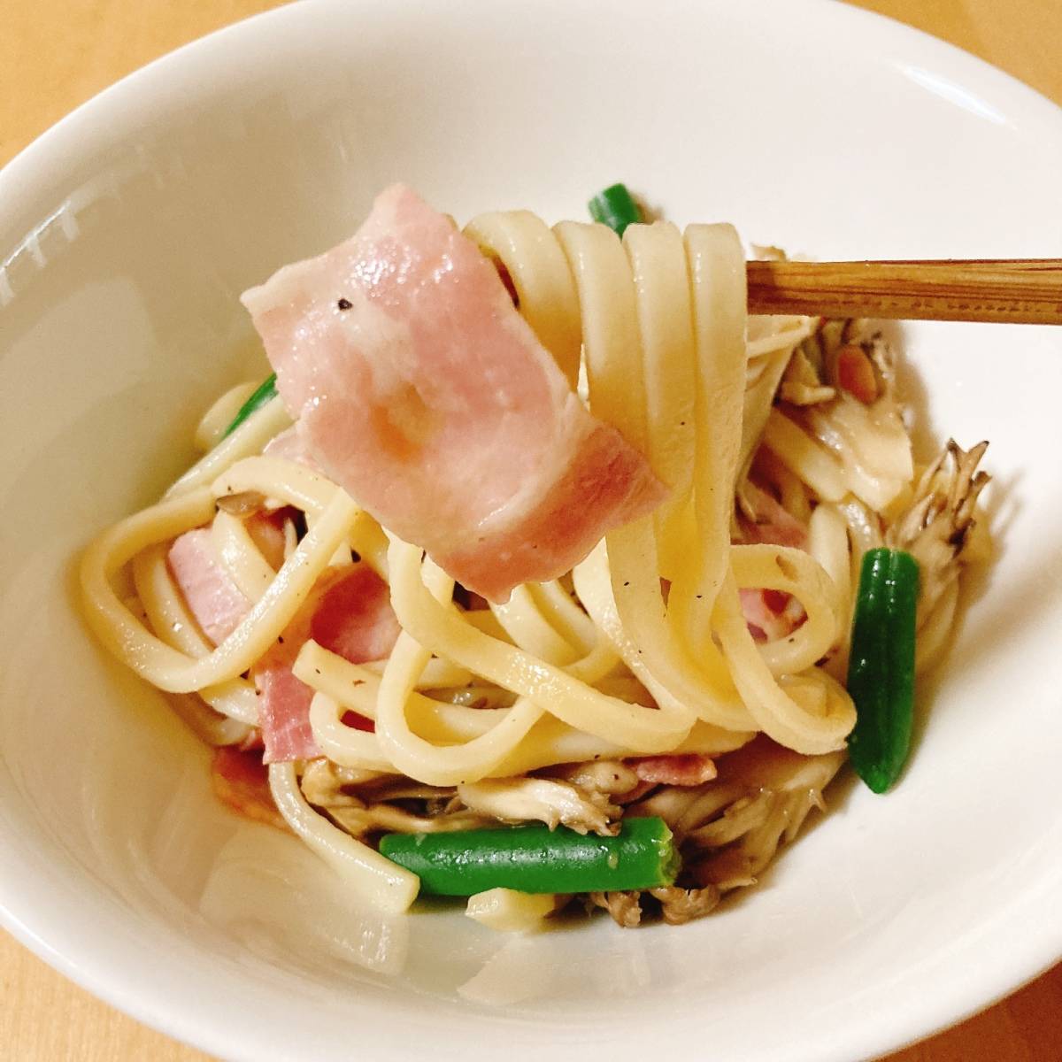 テーブルマーク公式の「レンジだけ！ほうれん草とベーコンのバターしょうゆうどん」のレシピ