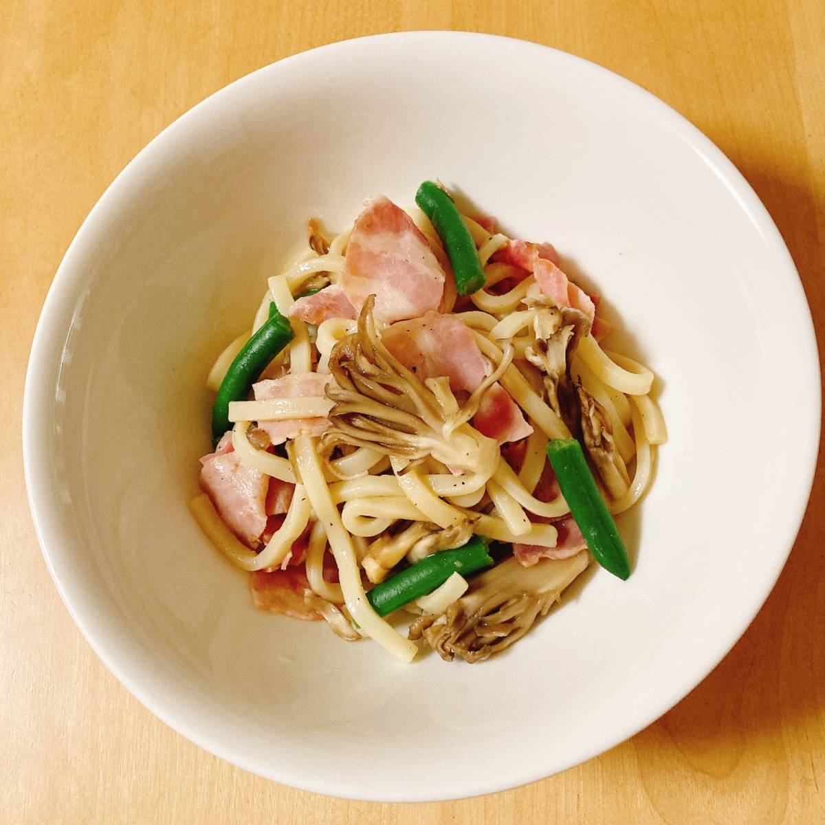 テーブルマーク公式の「レンジだけ！ほうれん草とベーコンのバターしょうゆうどん」のレシピ