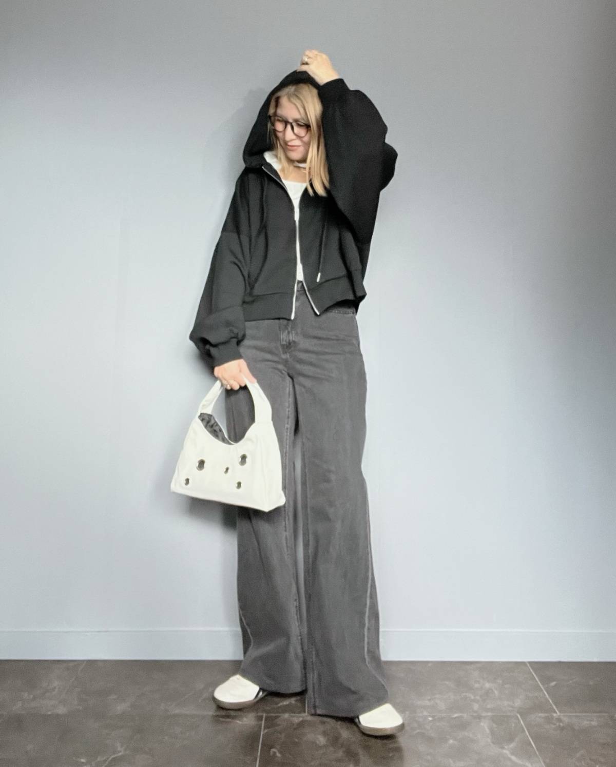 黒×グレーの濃色コーデ