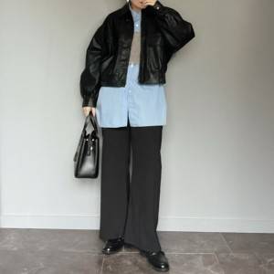 【2026年3月】もう老け見えしない！初春におすすめの黒パンツコーデ5選