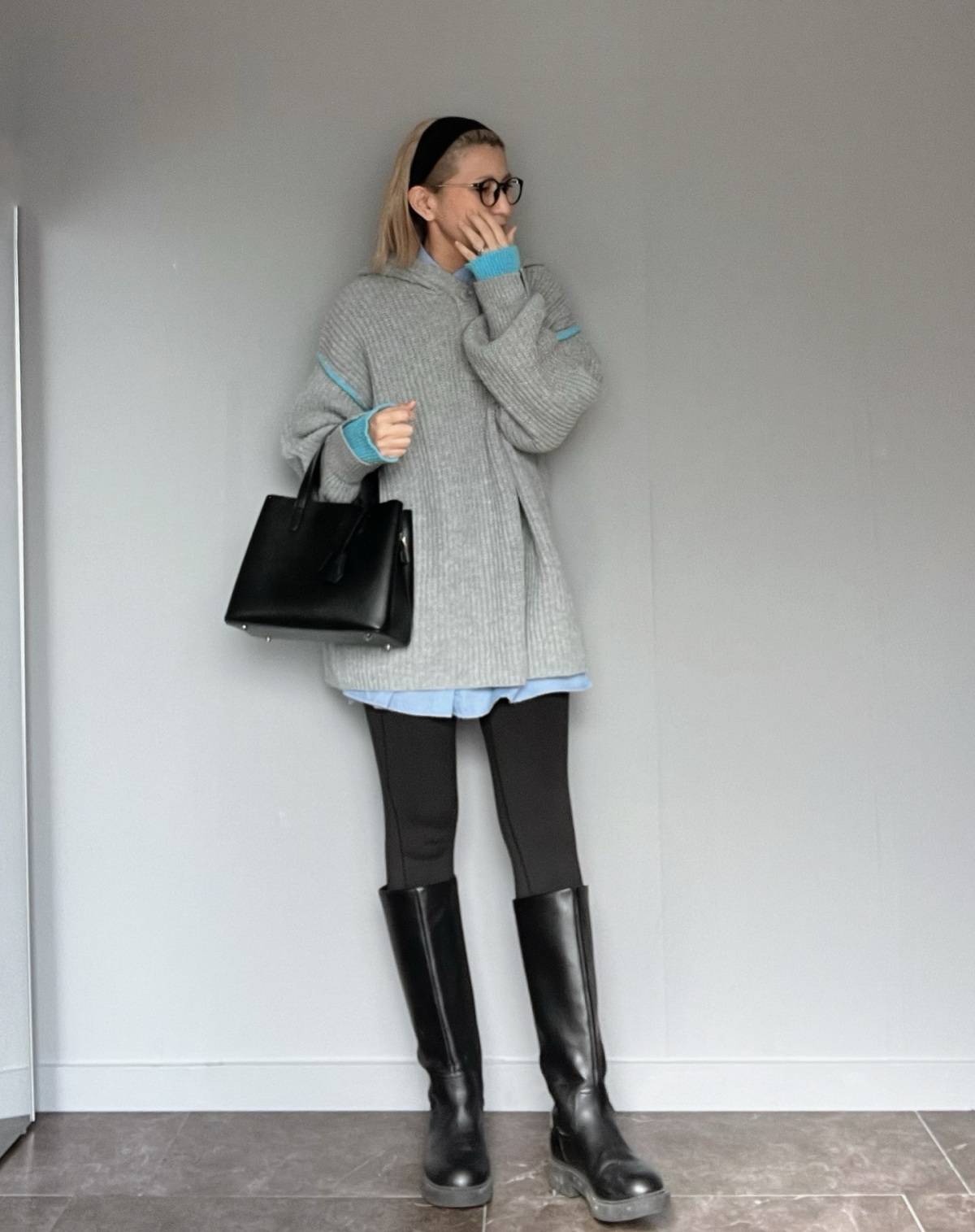 オーバーサイズのパーカーと重ね着する！