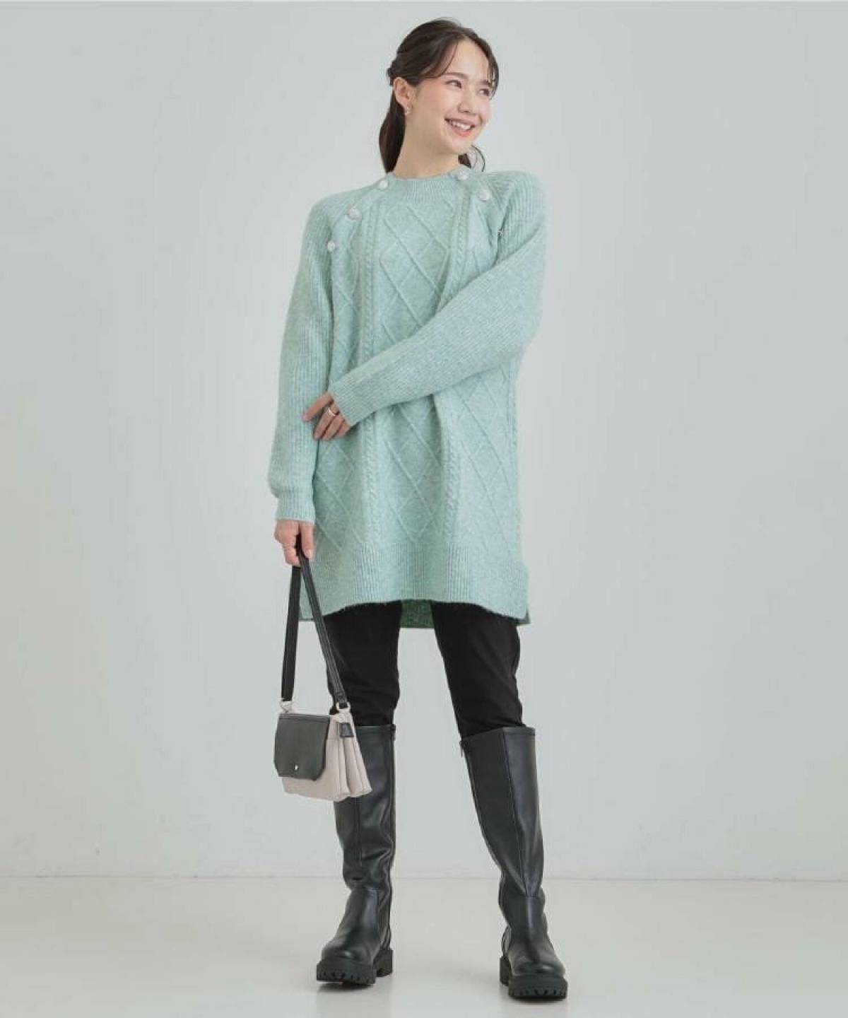 冬の黒スキニーコーデ ニットワンピース ロングブーツ