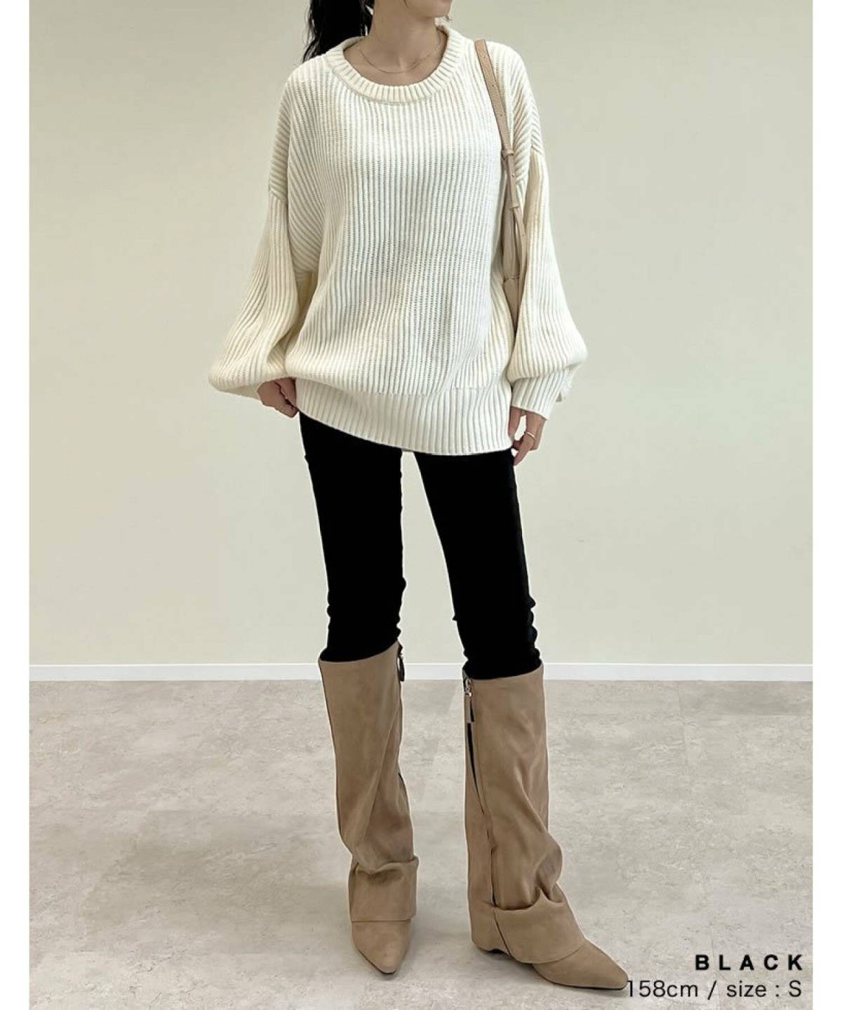 冬の黒スキニーコーデ ロングブーツ 白ニット