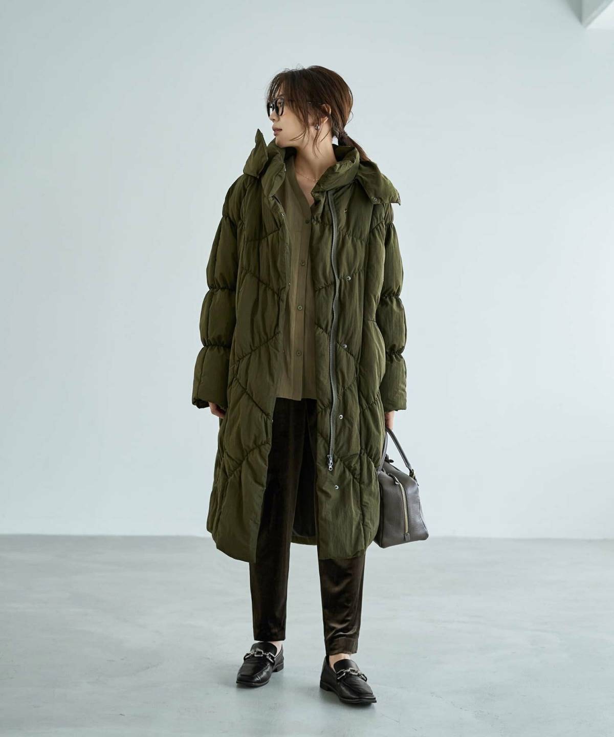 黒スキニーパンツ冬コーデ ロングコート ローファー