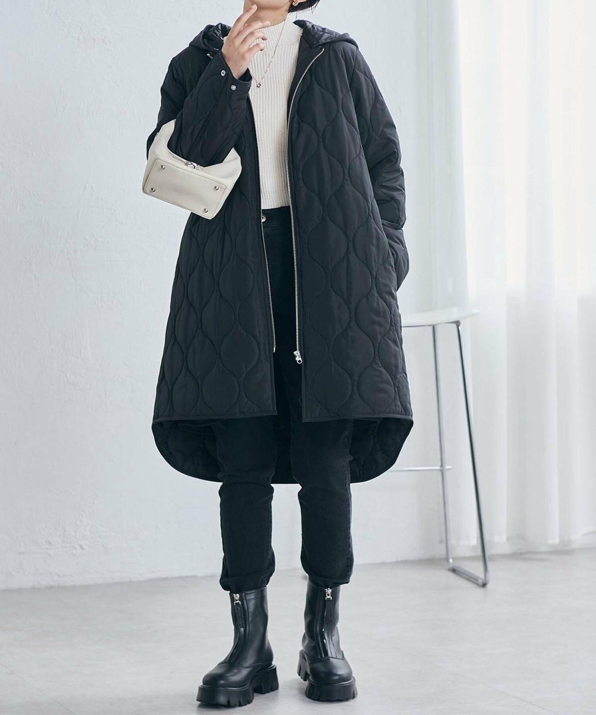 冬の黒スキニーパンツコーデ 白ニット キルティングコート