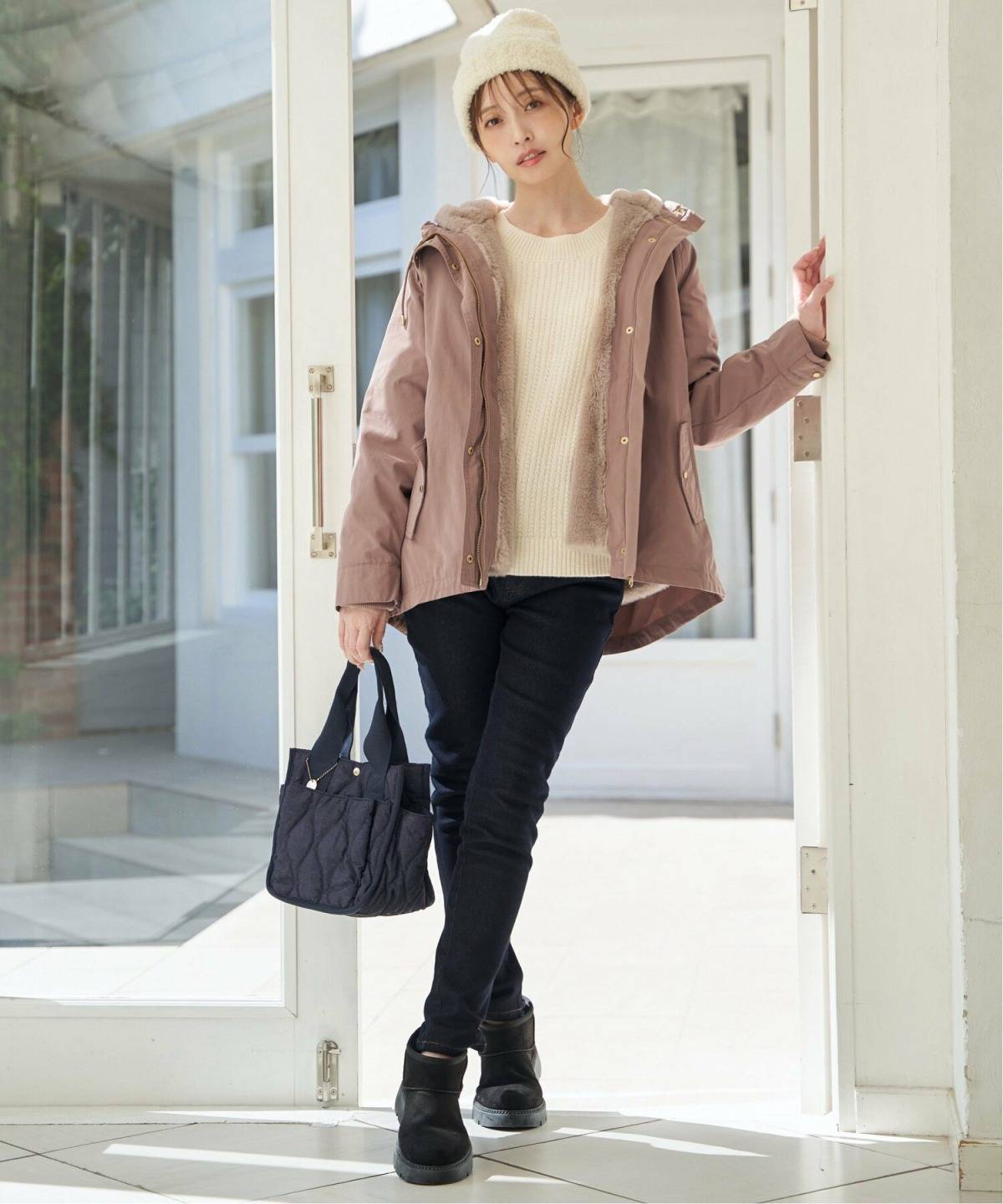 冬の黒スキニーパンツコーデ キルティングバッグ アウター