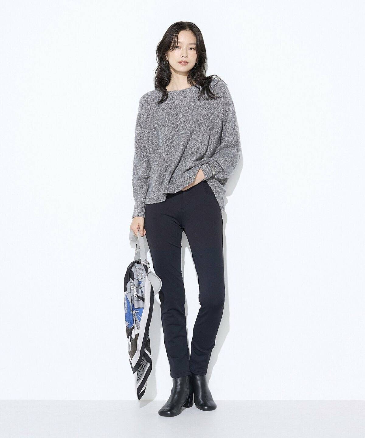 冬の黒スキニーパンツコーデ 柄スカーフ ゆるニット