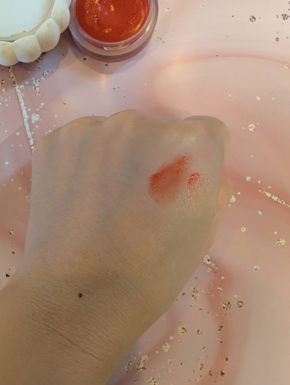 titto リップアンドチークデュアルポットを手に塗ったところ