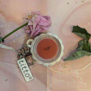 リップにもチークにも使える2in1！チャームとして持ち運べるコスメ