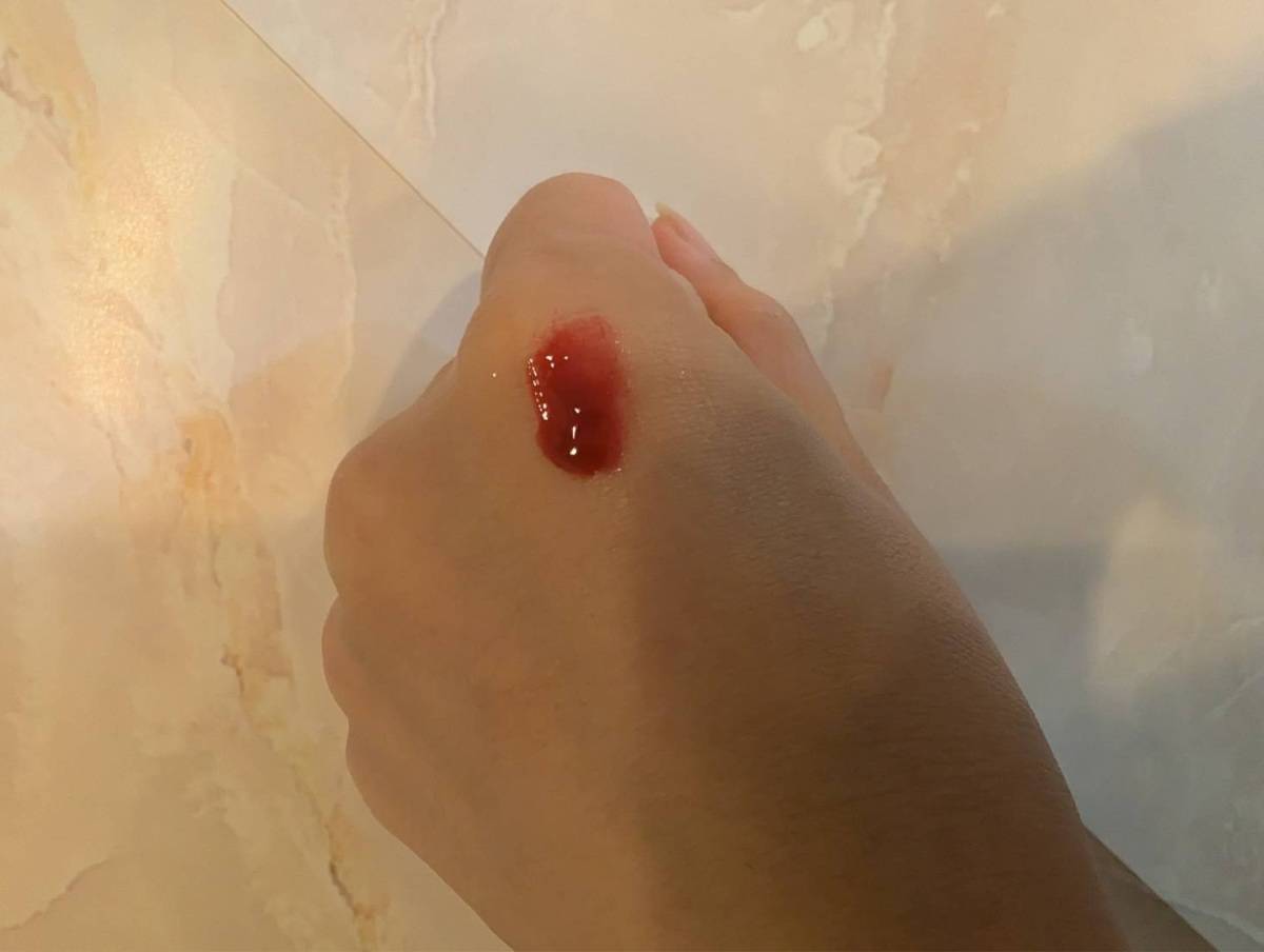 LANEIGE(ラネージュ) グレイズ ティントリップセラムを手に塗ったところ