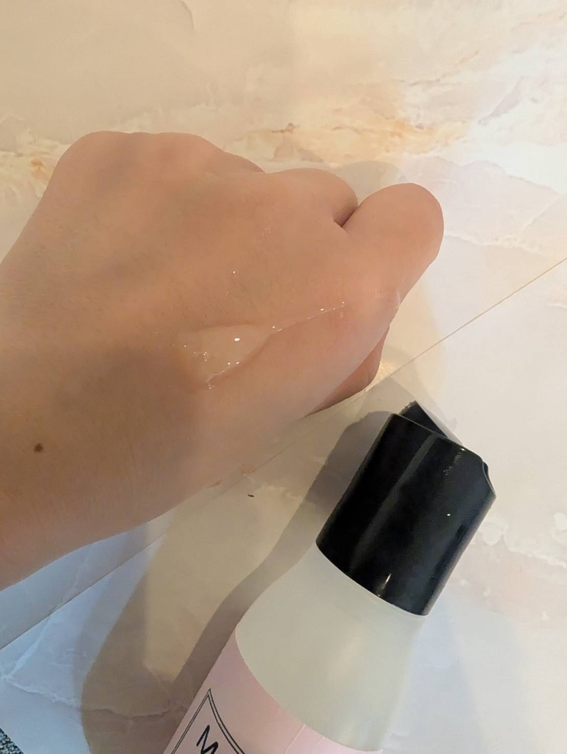 MOIST ROSEを手に塗ったところ