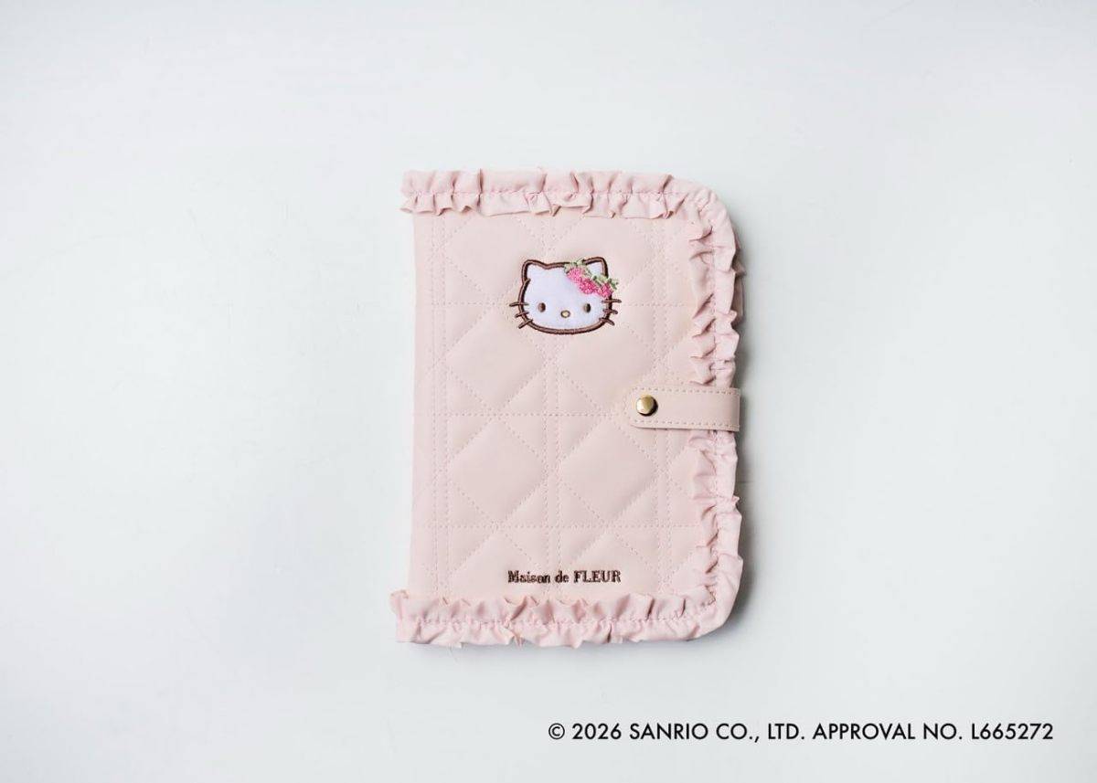 Maison de FLEUR×HELLO KITTY いちごマルチケースBOOK PINK