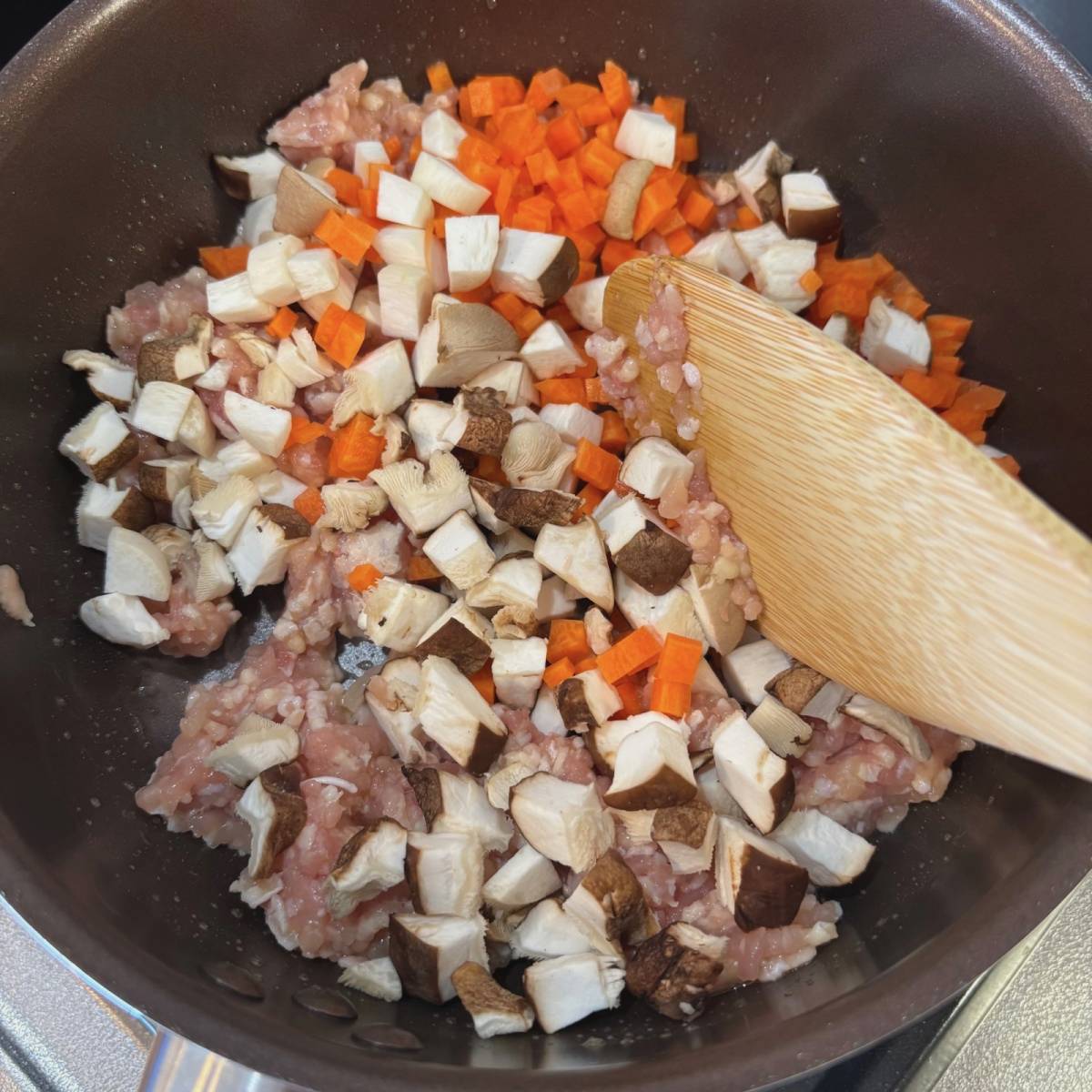 JAグループ公式の「キノコとにんじん入り肉味噌」のレシピ