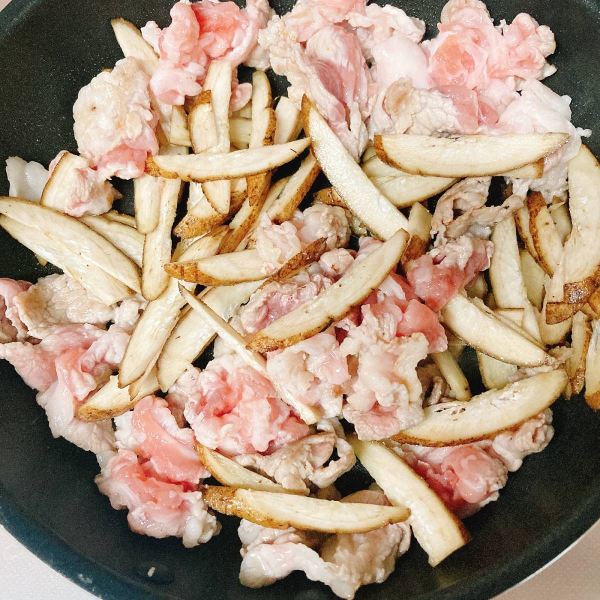 JAグループ公式の「ゴボウと房総ポークのラッカセイ和え」のレシピ