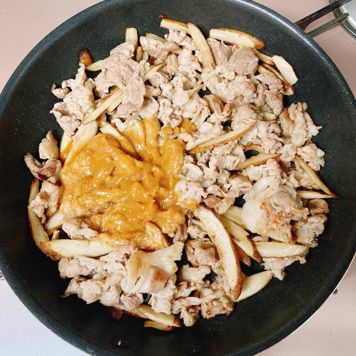 JAグループ公式の「ゴボウと房総ポークのラッカセイ和え」のレシピ