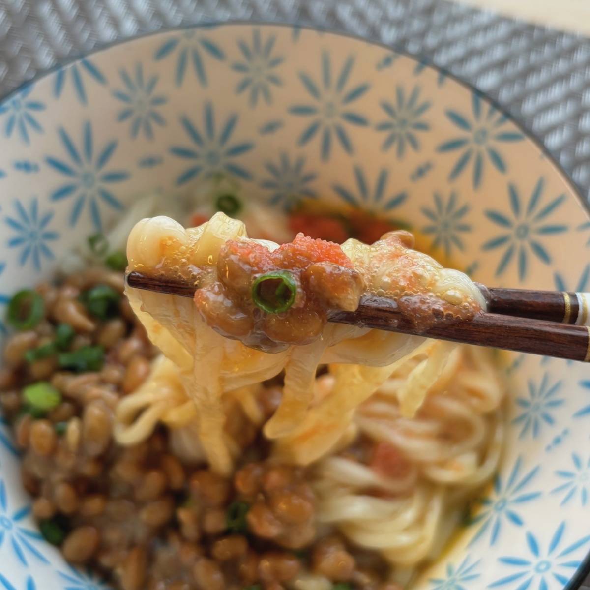 タカノフーズ公式の「釜玉納豆うどん」のレシピ