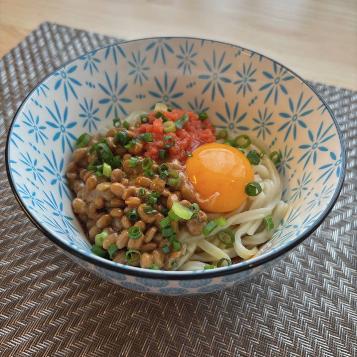 タカノフーズ公式の「釜玉納豆うどん」のレシピ