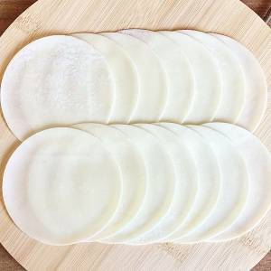 いつもの味に飽きたらコレ。覚えておきたい「餃子の皮」の簡単レシピ