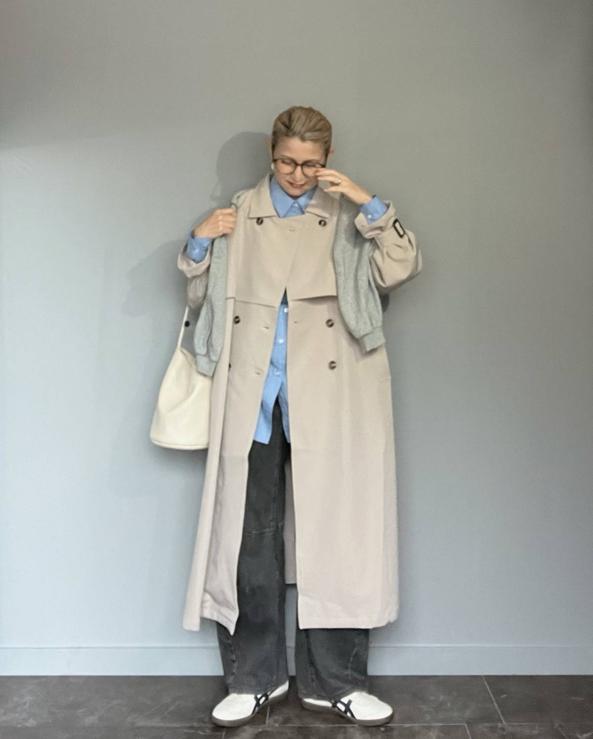 ロングトレンチ×デニムパンツ