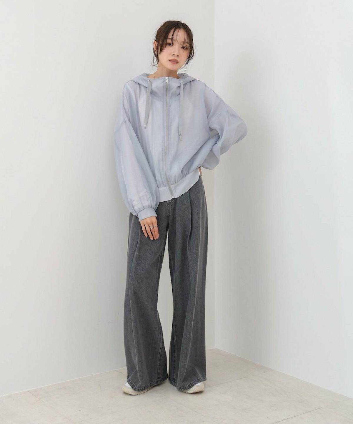 40代のパーカーコーデ シアー素材 フレアパンツ