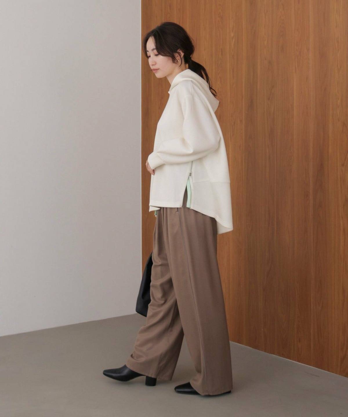 40代のパーカーコーデ 白パーカー タックパンツ オーバーサイズパーカー